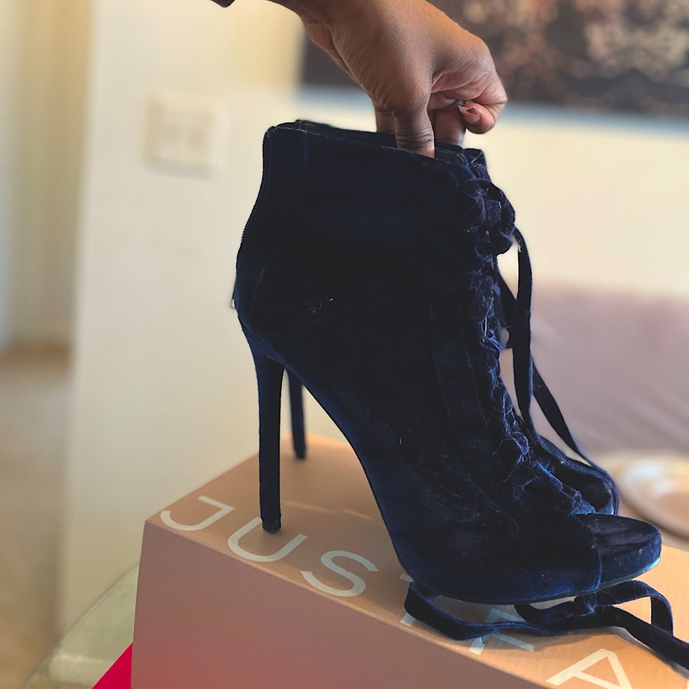 Navy ankle booties in good condition. Velvet. Stilettos.